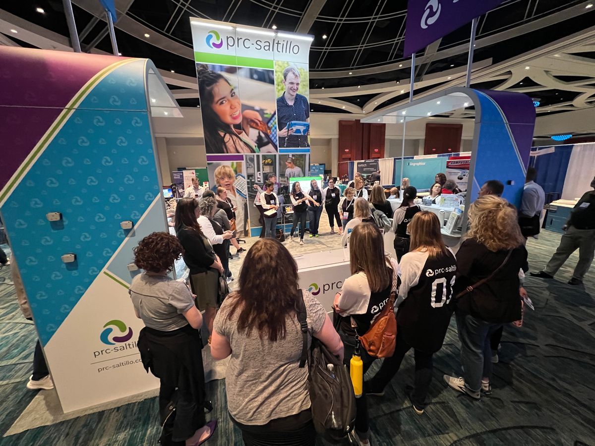 Crowded-trade-show-exhibit
