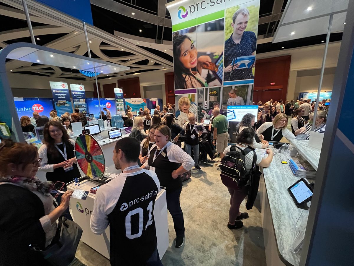 Tradeshow-attendees-interacting-product-demo