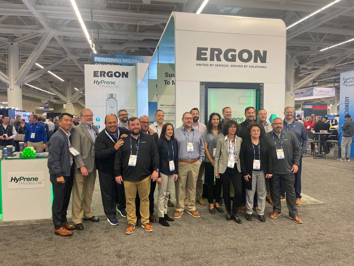 happy-exhibitors-at-their-tradeshow