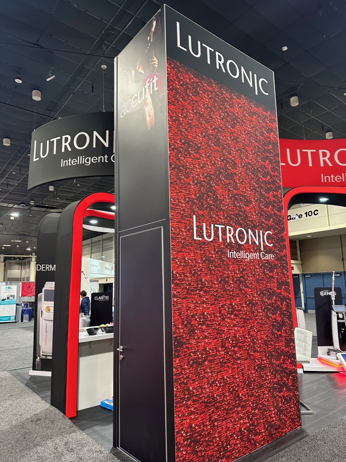 large-format-graphics-on-exhibit-tower